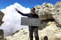 صعود افتخار آمیز یک نفر از کلینیسین های بخش خصوصی شهرستان طرقبه شاندیز به قله دماوند